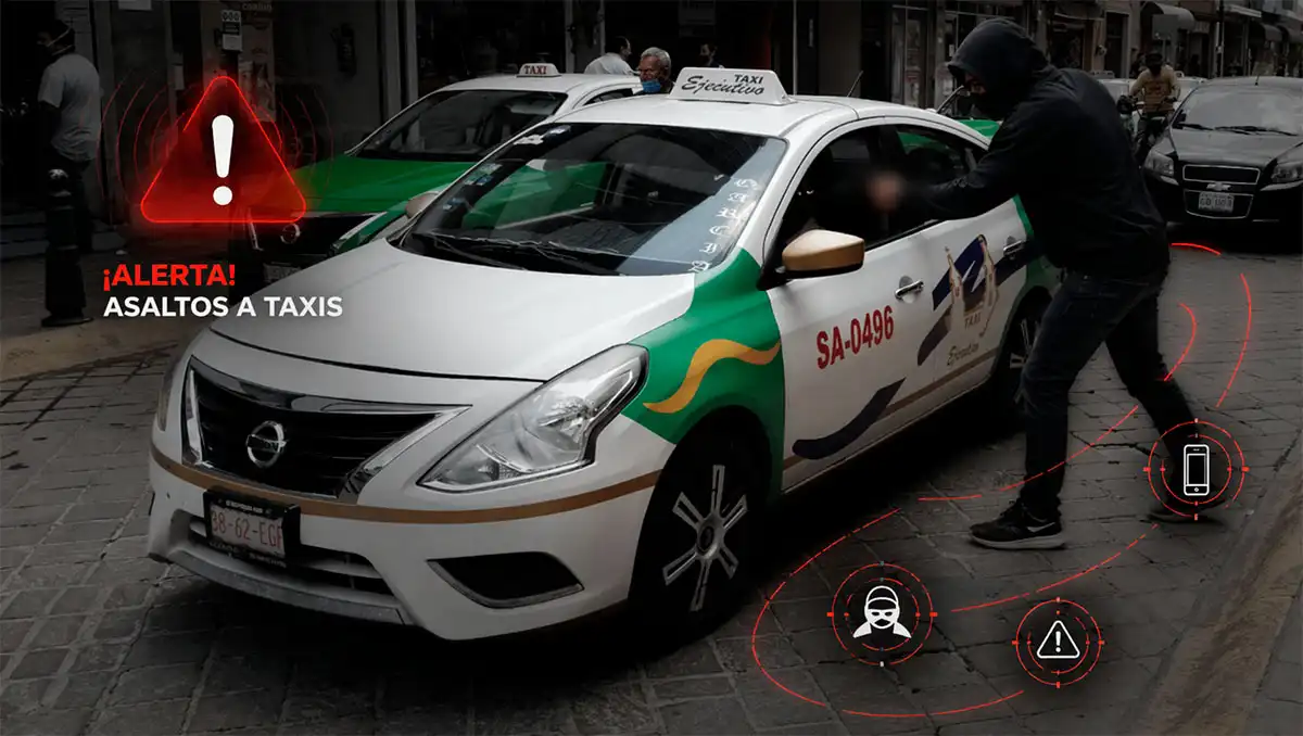 Salamanca, Guanajuato. Los taxistas de Salamanca enfrentan una creciente ola de inseguridad que afecta directamente su labor diaria. De acuerdo con representantes del gremio, se registran entre tres y cuatro asaltos por semana, la mayoría con violencia. Alfredo Sánchez Almanza, representante del sitio Bellavista, señaló que los trabajadores del volante han sido víctimas constantes de robos, incluso en municipios cercanos como Villagrán y Juventino Rosas. Indicó que, pese a las denuncias, no existe una estrategia clara por parte de las autoridades para proteger al sector. Los taxistas de Salamanca han reportado que la mayoría de estos delitos sí se denuncian ante la Fiscalía General del Estado y la Dirección de Seguridad Pública. Sin embargo, aseguran que no han recibido orientación ni acciones concretas para frenar esta problemática. El líder del gremio destacó que en años recientes se han registrado casos graves, incluyendo asesinatos de conductores y privaciones de la libertad, además del robo de unidades con violencia. Cuando los vehículos son recuperados, suelen encontrarse abandonados o en corralones, lo que genera costos adicionales para los afectados. Ante este panorama, los operadores han tenido que modificar sus horarios de trabajo. Actualmente, muchos evitan laborar por la noche debido al alto riesgo, lo que ha reducido la actividad a uno o un turno y medio por día. La situación refleja el impacto de la inseguridad en uno de los servicios más utilizados en la ciudad, donde los trabajadores exigen mayor atención y medidas efectivas para garantizar su seguridad.
