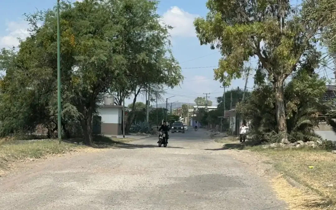 Habitantes de Loma de San Antonio reparan su camino ante falta de apoyo municipal