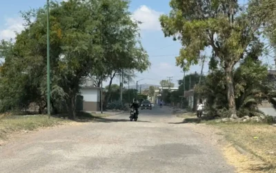 Habitantes de Loma de San Antonio reparan su camino ante falta de apoyo municipal