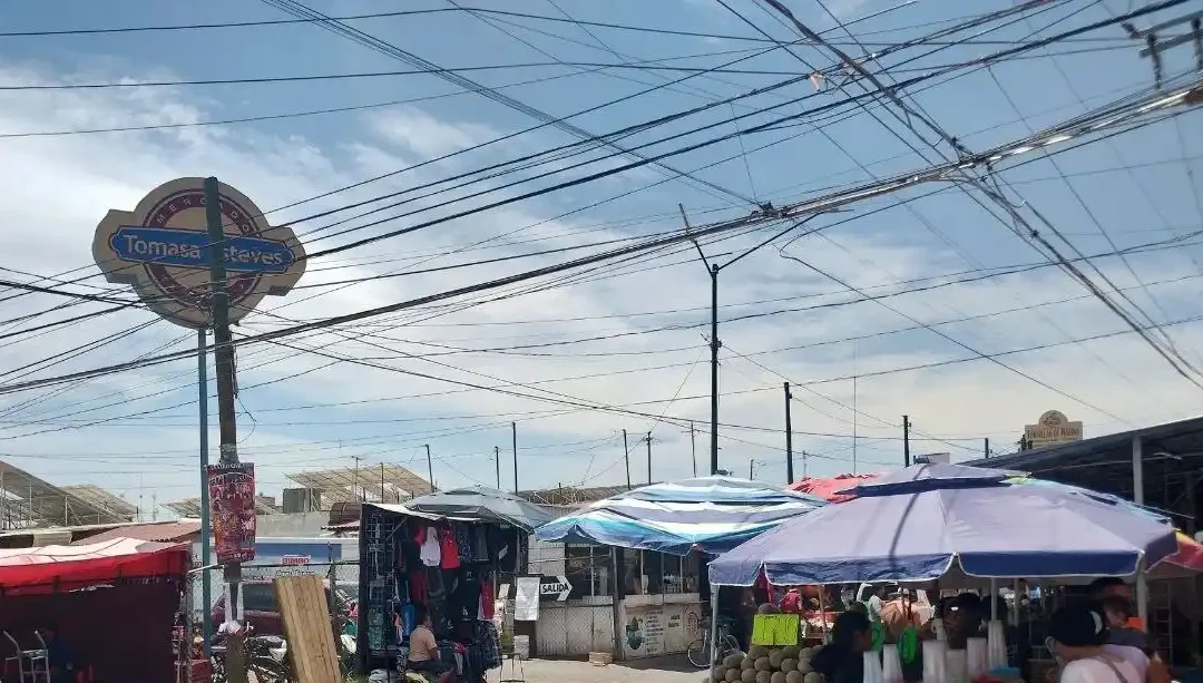 Locatarios del mercado Tomasa Esteves alertan por riesgo de cortocircuito debido a conexiones irregulares