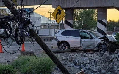 BMW queda destrozada tras brutal choque en la carretera Silao-Irapuato; derriba postes y arrasa infraestructura